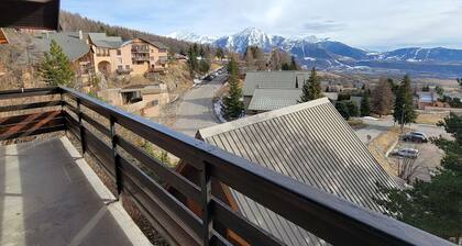 Charming Chalet for 5-7 with South-Facing Balcony - Close to Ski, Hiking, Shops