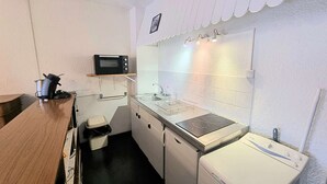 A compact kitchenette with a microwave, sink, and small refrigerator. - Ground Floor Apartment for 6 - Balcony - Pets Welcome - Saint-Michel-de-Chaillol (Saint-Michel-de-Chaillol)