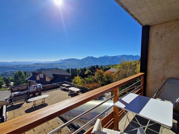 Outdoor dining - Cozy apartment for 7 with balcony, WiFi, parking, and pets allowed in Saint-Michel-de-Chaillol (Saint-Michel-de-Chaillol)