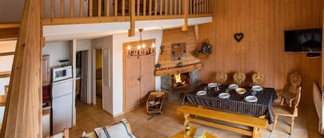 Televisión y chimenea