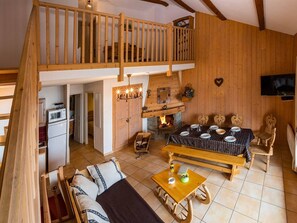 TV, fireplace