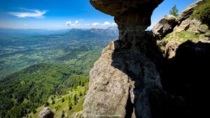 Una formazione rocciosa con un arco naturale su una valle.