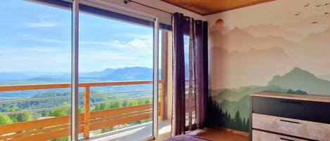 4 bedrooms, free WiFi