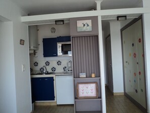 Een koelkast, een microgolfoven, een oven, een kookplaat