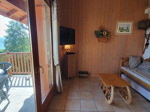 TV, fireplace - Duplex for 8 with South Balcony, Fireplace, and Free WiFi in Saint-Michel-de-Chaillol (Saint-Michel-de-Chaillol)