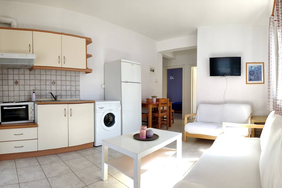 Familienapartment, Mehrere Betten, Stadtblick | Wohnbereich | Flachbildfernseher