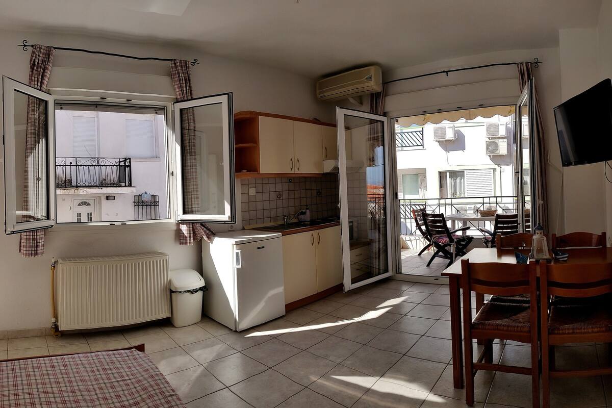 Classic-Apartment, Stadtblick | Eigene Kochnische | Großer Kühlschrank, Ofen, Wasserkocher, Kochgeschirr/Geschirr/Besteck