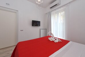 1 室のベッドルーム、セーフティボックス (室内)、デスク、アイロン / アイロン台