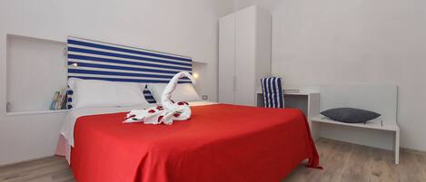1 habitación, caja de seguridad en la habitación y escritorio