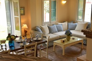 Fernseher, Kamin, Stereoanlage