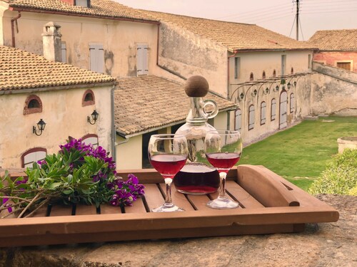 Cozy Cottage -3 bdrs sleeps 6, 2 bathrooms,private garden, swimming pool view.