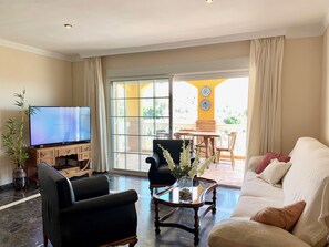 Een televisie en een open haard