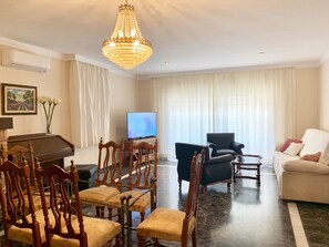 Een televisie en een open haard