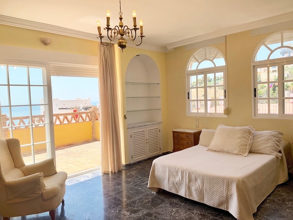 5 bedrooms, iron/ironing board, WiFi, bed sheets
