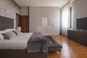 3 chambres, coffres-forts dans les chambres, fer et planche à repasser