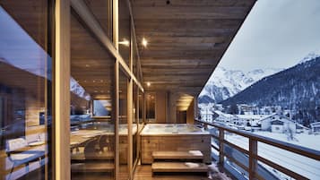 Indoor spa tub