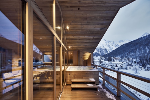 Indoor spa tub