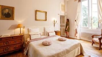 1 bedroom, desk, WiFi