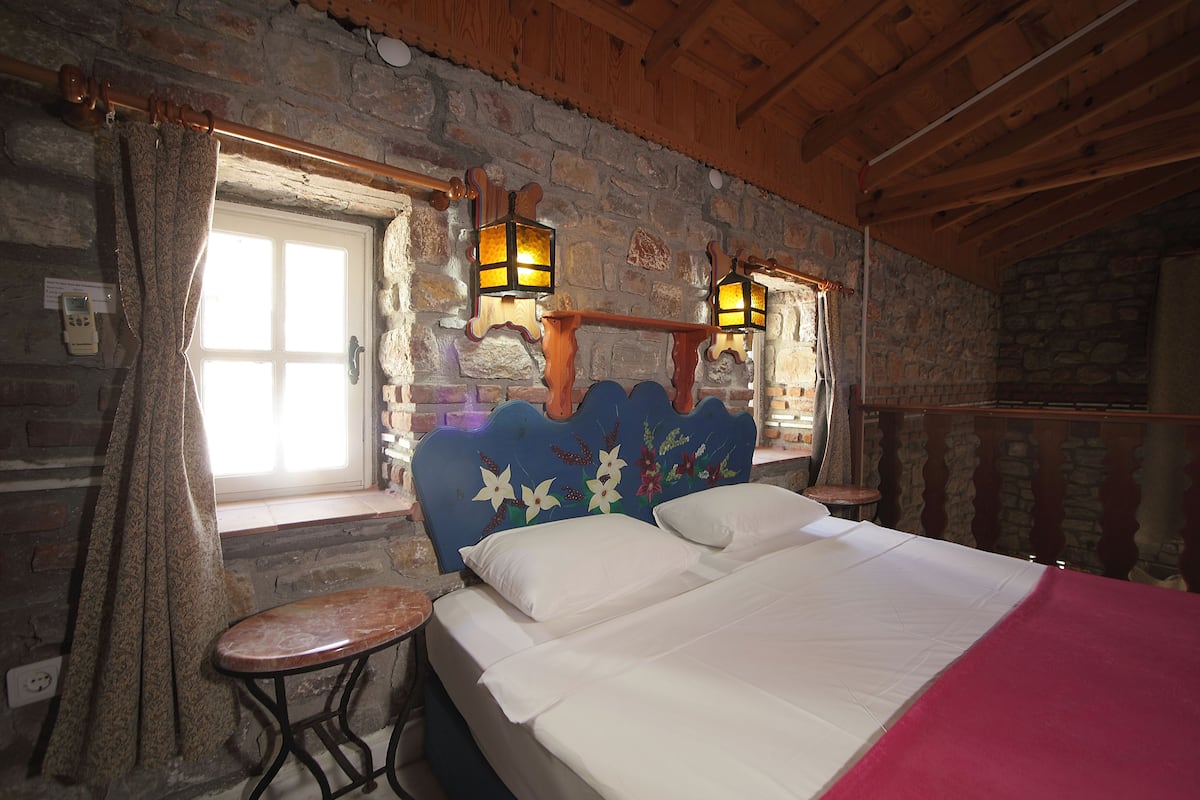 In-room safe, rollaway beds (surcharge)