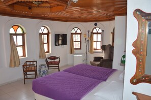 Economy Tek Büyük veya İki Ayrı Yataklı Oda | Odada kasa, portatif/ilave yatak 