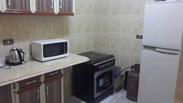 Appartement, 2 slaapkamers | Privékeuken | Een koelkast, een microgolfoven, een oven, een kookplaat