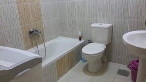 Appartement, 2 slaapkamers | Badkamer | Een bad/douchecombinatie, handdoeken