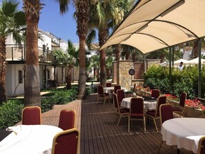 Outdoor dining - Anadolu Hotel Bodrum (Bodrum)