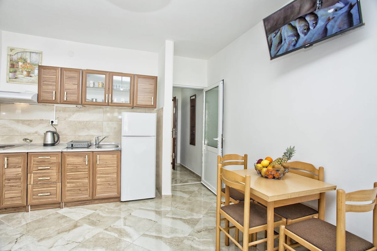 Basic Studio | Private kitchen | Fridge, stovetop, cookware/dishes/utensils