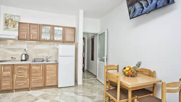 Basic Studio | Private kitchen | Fridge, stovetop, cookware/dishes/utensils
