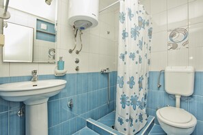 Estudi bàsic | Bany | Dutxa, assecador de cabells, tovalloles i sabó 