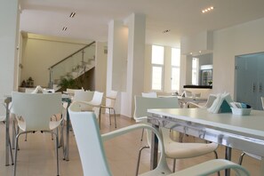 Tägliches inbegriffenes Frühstück zur Selbstbedienung