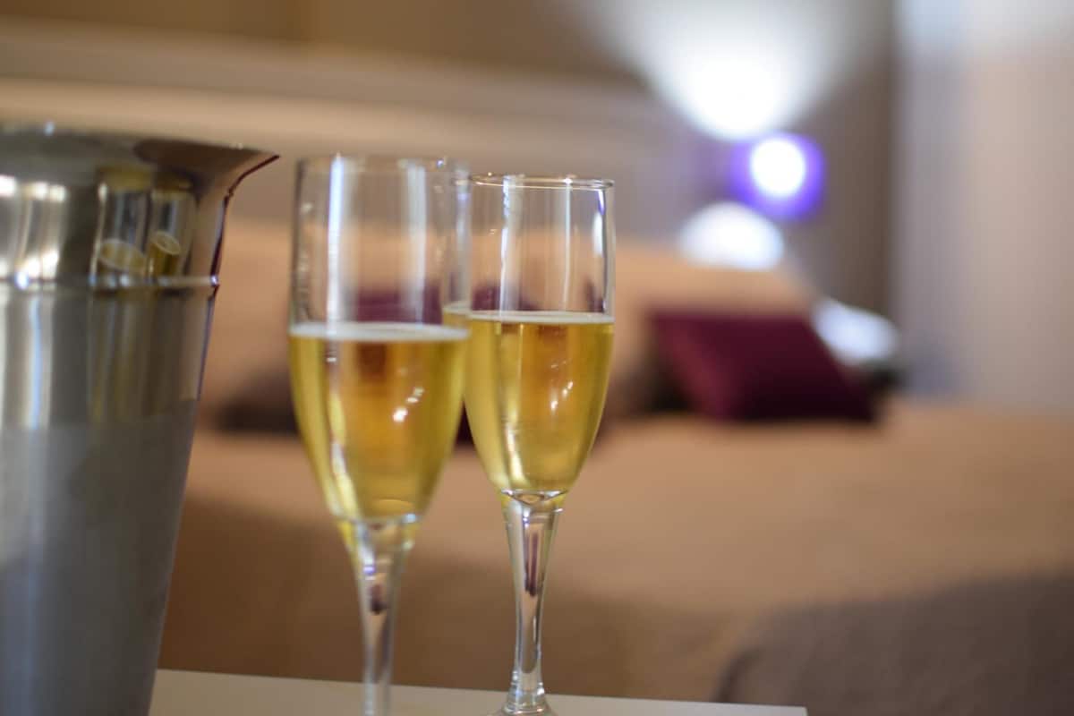 Suite monolocale Luxury, 1 camera da letto, idromassaggio, vista città | Biancheria da letto di alta qualità, con arredamento individuale
