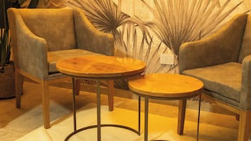Ropa de cama de alta calidad, muebles diferentes y escritorio
