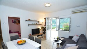 Apartamento standard, 3 quartos, vista para o mar, de frente para o oceano | Opções para refeição no quarto