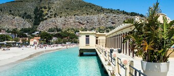 Casetta vista mare in piazza a Mondello by Wonderful Italy