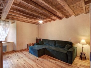Una televisión, una chimenea, un reproductor de DVD