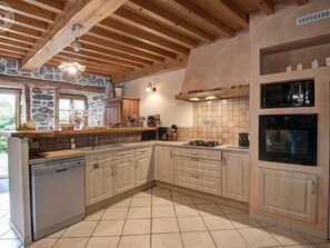 Refrigerador, microondas, lavavajillas y cafetera y tetera 