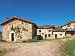 Un bâtiment en pierre doté d’une porte, de fenêtres et d’un petit balcon.