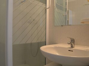 Bathroom - Beachfront Apartment, 2 Bedrooms, Parking, Elevator, Pool, Sleeps 6 (Saint-Cyprien)