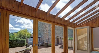 Cottage with pool, fireplace, garden, and pets allowed