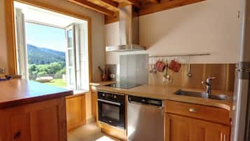 Een koelkast, een microgolfoven, een vaatwasser