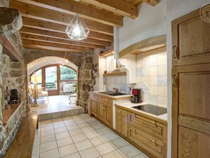 Coffee/tea maker, fridge, microwave, oven - Charming 6-Person Cottage with Enclosed Garden in Montarcher (Montarcher)