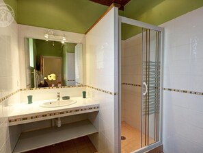 A bathroom with a white sink, mirror, and shower area. - Spacious house with heated pool, 4 bedrooms in Chalain-le-Comtal (Chalain-le-Comtal)