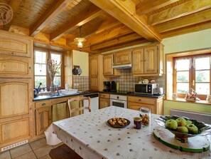 Fridge, microwave, dishwasher, coffee/tea maker - Stone cottage in Périgneux, sleeps 6, pets allowed (Périgneux)