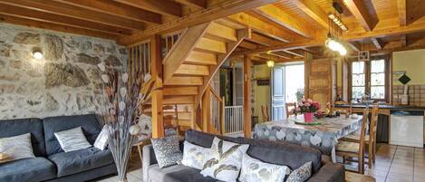 Fernseher, Tischfußball, Tischtennisplatte