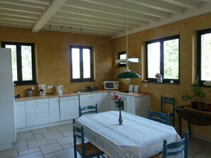 Réfrigérateur, four à micro-ondes, lave-vaisselle, cafetière-théière