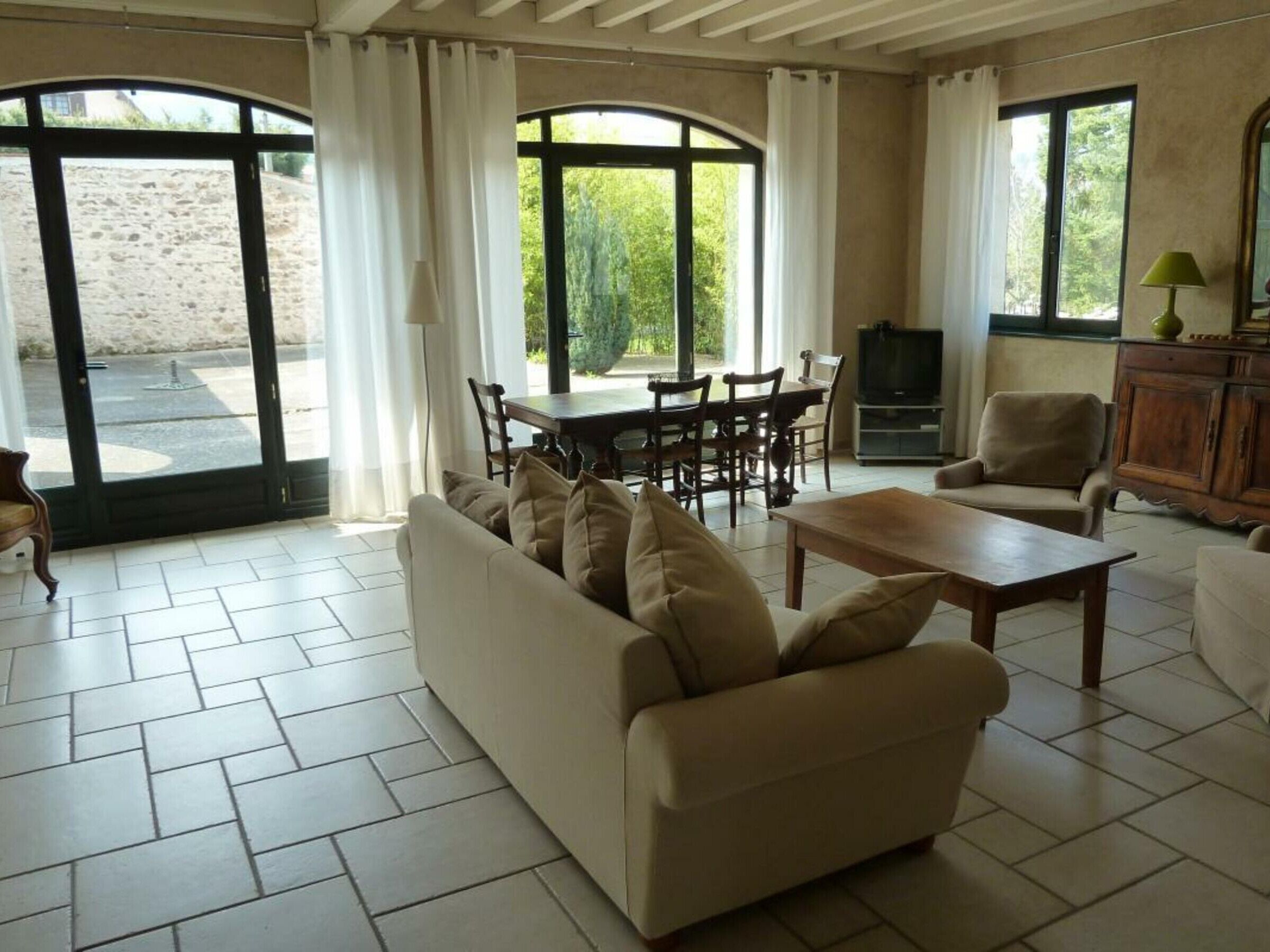 Televisión y chimenea 