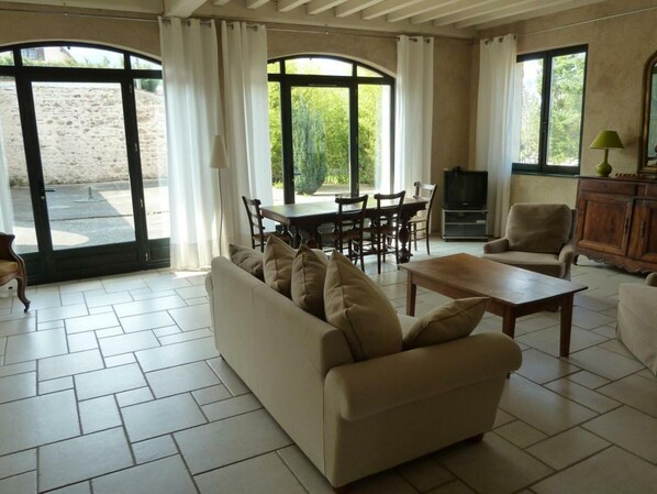 Televisión y chimenea 