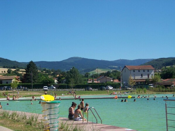 Pool - Cottage in Lorette with garden and children's play area (Lorette)