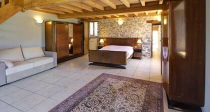 "Amplia Casa Rural con Piscina Privada y Jardín en un Entorno Tranquilo en Croizet-sur-Gand"